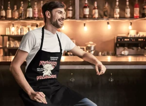 FARTUCH NA DZIEŃ CHŁOPAKA PREZENT DLA CHŁOPAKA Z NAPISEM Codziennie budzę się przystojniejszy, ale dzisiaj to już przesadziłem (1).webp