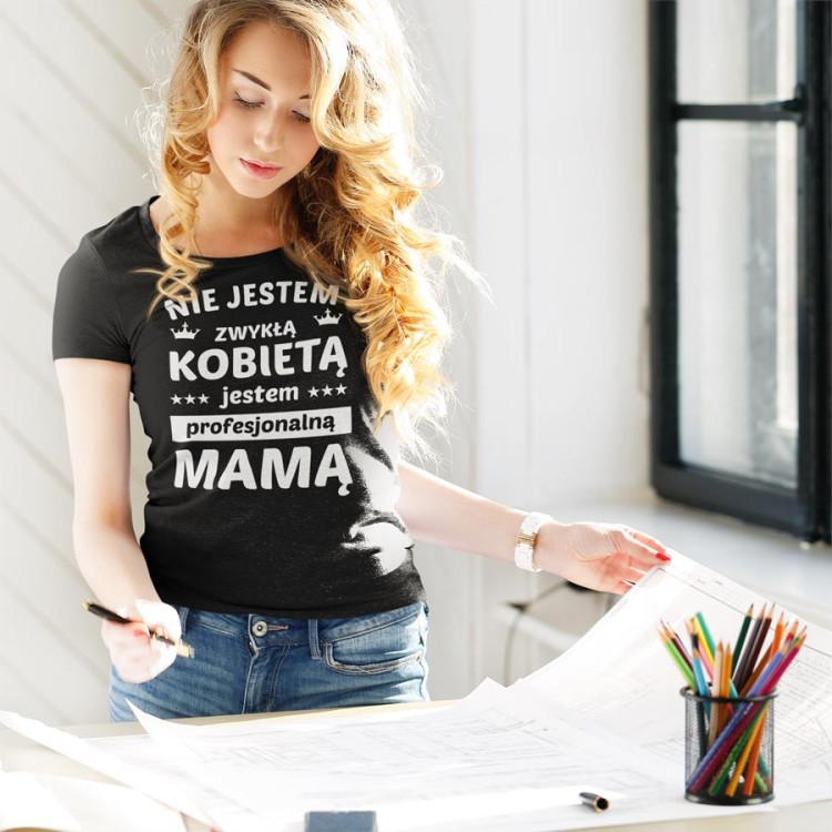 4 Koszulka dla Mamy NIE JESTEM ZYKŁĄ KOBIETĄ JESTEM PROFESJONALNĄ MAMĄ.jpg