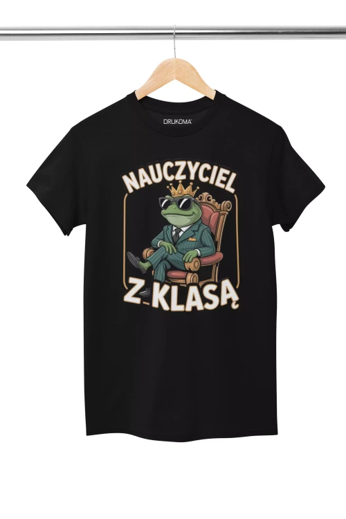 KOSZULKA ZABAWNA NA KAŻDĄ OKAZJE Z NAPISEM NAUCZYCIEL Z KLASĄ.  (2).webp