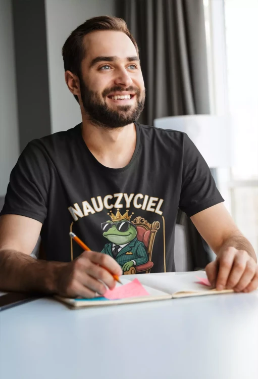 KOSZULKA ZABAWNA NA KAŻDĄ OKAZJE Z NAPISEM NAUCZYCIEL Z KLASĄ.  (4).webp