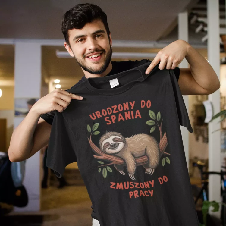 ŚMIESZNA KOSZULKA MĘSKA LENIWIEC Z ZABAWNYM NADRUKIEM NADRUK Z NAPISEM URODZONY DO SPANIA ZMUSZONY DO PRACY (4).webp