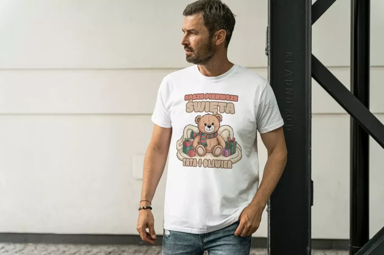 KOSZULKA ŚWIĄTECZNA z body dla TATY I Z WŁASNYM IMIENIEM DZIECKA PREZENT NA MIKOŁAJKI ŚWIĘTA Z NAPISEM NASZE PIERWSZE ŚWIĘTA TATA I OLIWIER (2).webp