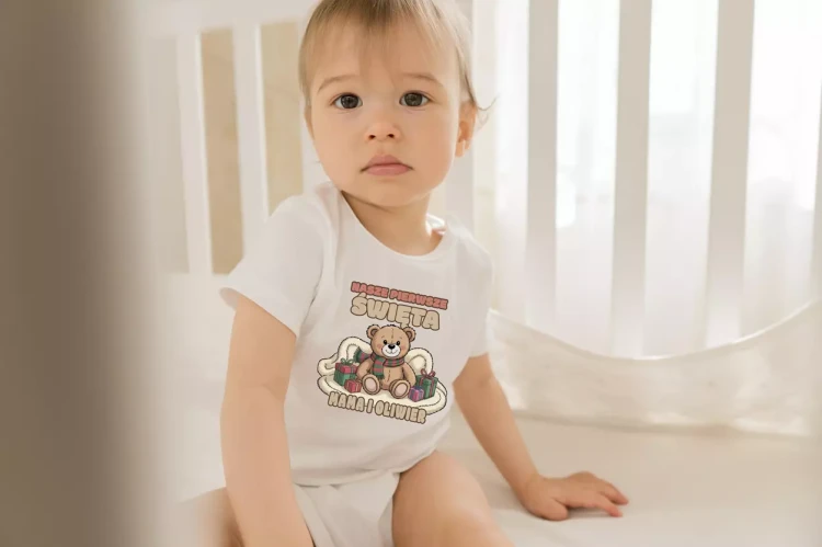 KOSZULKA ŚWIĄTECZNA z body dla MAMY I Z WŁASNYM IMIENIEM DZIECKA PREZENT NA MIKOŁAJKI ŚWIĘTA Z NAPISEM NASZE PIERWSZE ŚWIĘTA MAMA I OLIWIER.  (4).webp