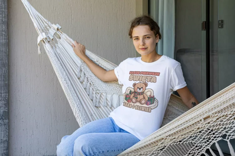 KOSZULKA ŚWIĄTECZNA z body dla MAMY I Z WŁASNYM IMIENIEM DZIECKA PREZENT NA MIKOŁAJKI ŚWIĘTA Z NAPISEM NASZE PIERWSZE ŚWIĘTA MAMA I OLIWIER.  (5).webp