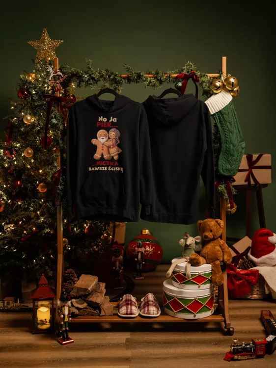 BLUZA Z KAPTUREM ŚWIĄTECZNA PREZENT MIKOŁAJKOWY Z NAPISEM No Ja PIER... ...NICZKA ZAWSZE ŚCISNĘ (4).webp