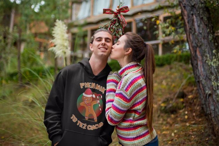 BLUZA Z KAPTUREM ŚWIĄTECZNA PREZENT MIKOŁAJKOWY Z NAPISEM PIERNIK TO TEŻ CIACHO (3).webp