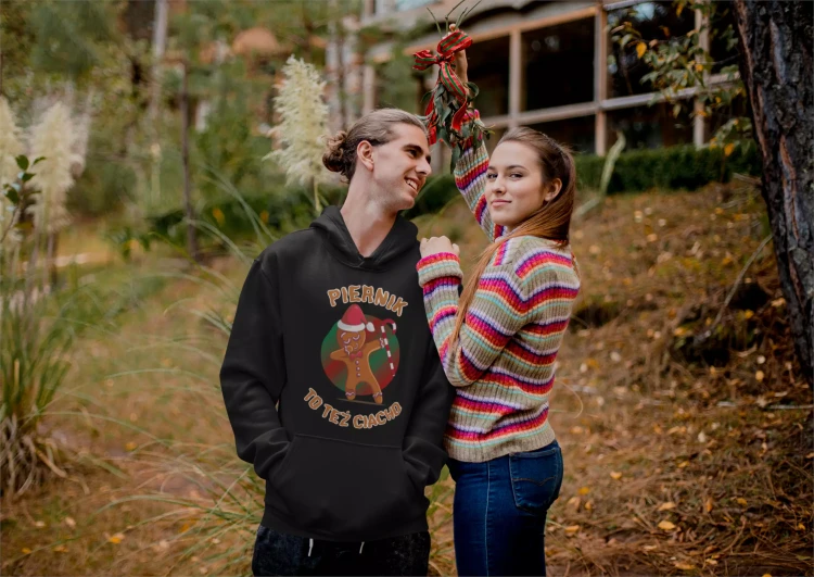 BLUZA Z KAPTUREM ŚWIĄTECZNA PREZENT MIKOŁAJKOWY Z NAPISEM PIERNIK TO TEŻ CIACHO (1).webp