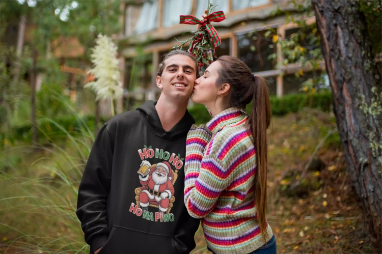 BLUZA Z KAPTUREM ŚWIĄTECZNA PREZENT MIKOŁAJKOWY Z NAPISEM HO HO HO NA PIWO (1).webp