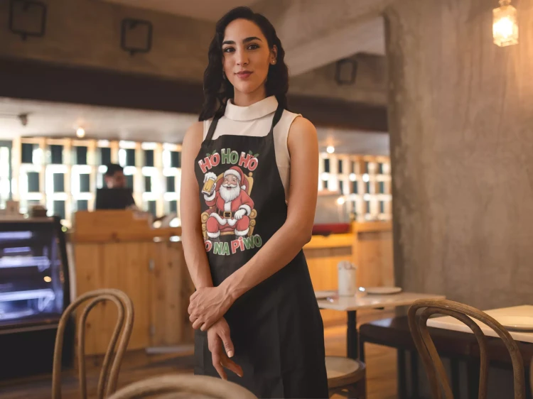 FARTUCH ŚWIATECZNY DLA KOBIETY Z NADRUKIEM ŚMIESZNYM NAPISEM HO HO HO NA PIWO (1).webp