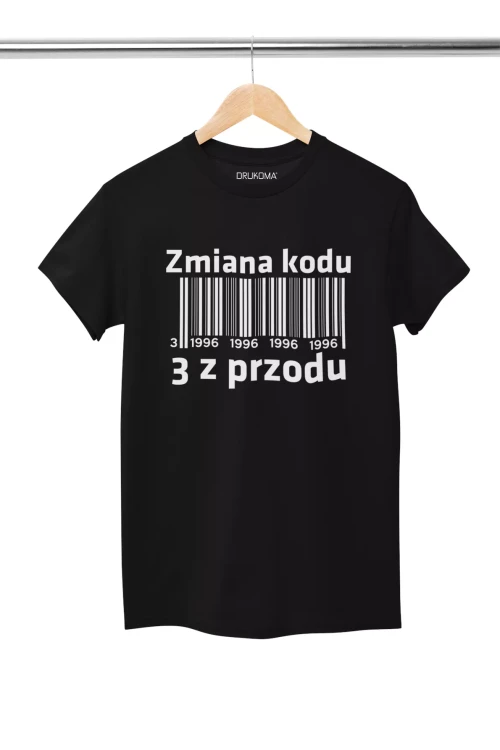 Koszulka na urodziny na 30 trzydziestkę z napisem Zmiana kodu 3 z przodu 1996 w kolorze czarnym (3).webp