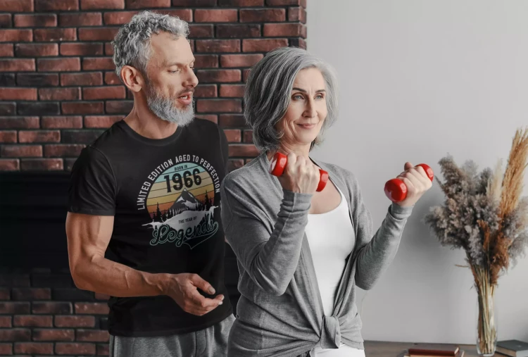 Koszulka na urodziny na 60 SZEŚĆDZIESIĄTKĘ z napisem LIMITED EDITION AGED TO PERFECTION BORN IN 1966 THE YEAR OF LEGENDS (4).webp