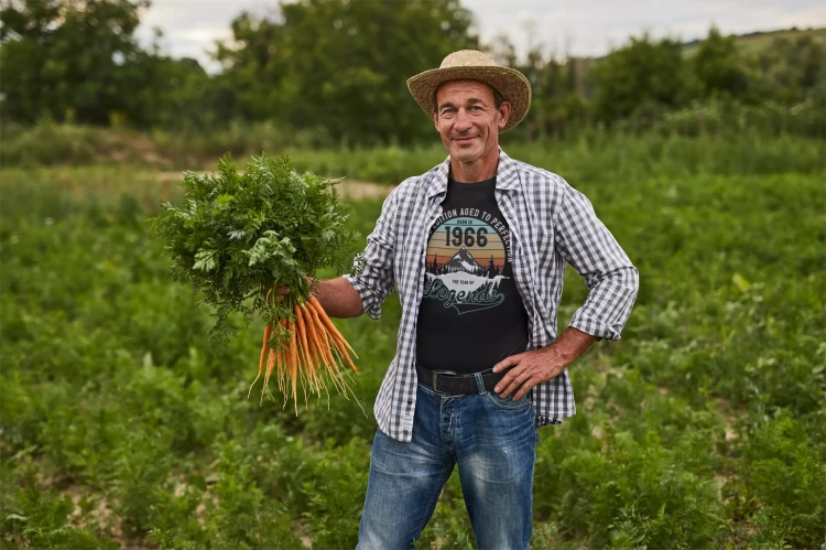 Koszulka na urodziny na 60 SZEŚĆDZIESIĄTKĘ z napisem LIMITED EDITION AGED TO PERFECTION BORN IN 1966 THE YEAR OF LEGENDS.webp