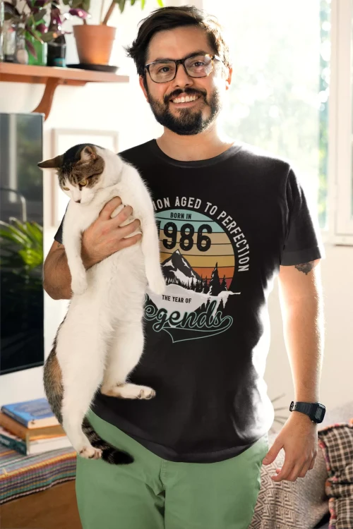 Koszulka na urodziny na 40 CZTERDZIESTKĘ z napisem LIMITED EDITION AGED TO PERFECTION BORN IN 1986 THE YEAR OF LEGENDS (3).webp