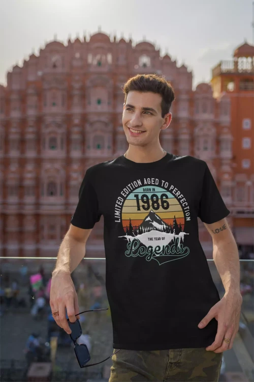 Koszulka na urodziny na 40 CZTERDZIESTKĘ z napisem LIMITED EDITION AGED TO PERFECTION BORN IN 1986 THE YEAR OF LEGENDS (4).webp