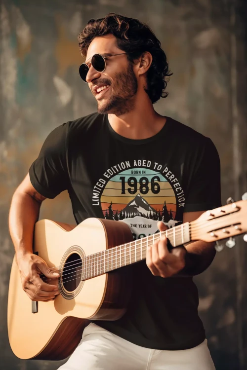 Koszulka na urodziny na 40 CZTERDZIESTKĘ z napisem LIMITED EDITION AGED TO PERFECTION BORN IN 1986 THE YEAR OF LEGENDS (1).webp