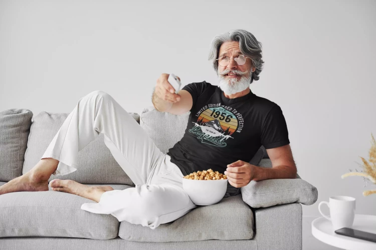 Koszulka na urodziny na 70 SIEDEMDZIESIĄTKĘ z napisem LIMITED EDITION AGED TO PERFECTION BORN IN 1956 THE YEAR OF LEGENDS (5).webp