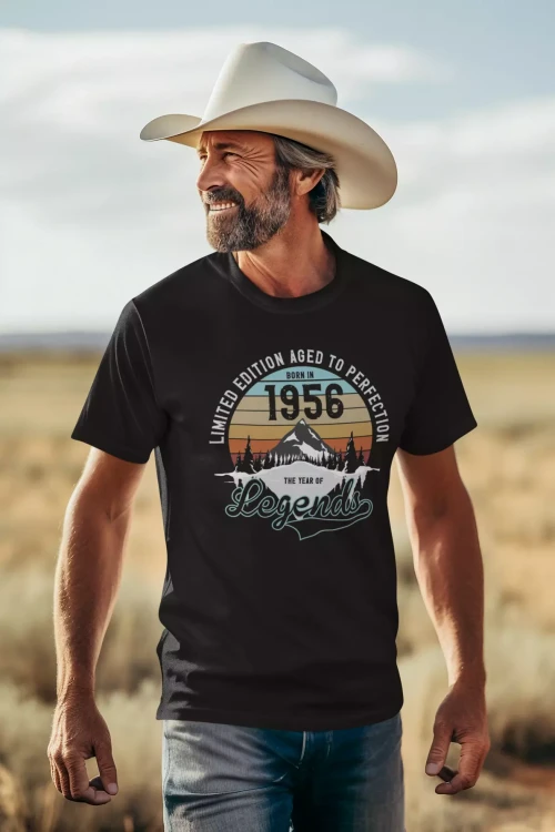 Koszulka na urodziny na 70 SIEDEMDZIESIĄTKĘ z napisem LIMITED EDITION AGED TO PERFECTION BORN IN 1956 THE YEAR OF LEGENDS (1).webp