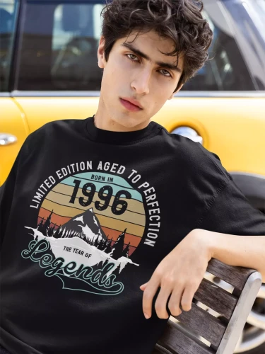 Koszulka na urodziny na 30 trzydziestkę z napisem LIMITED EDITION AGED TO PERFECTION BORN IN 1996 THE YEAR OF LEGENDS (3).webp