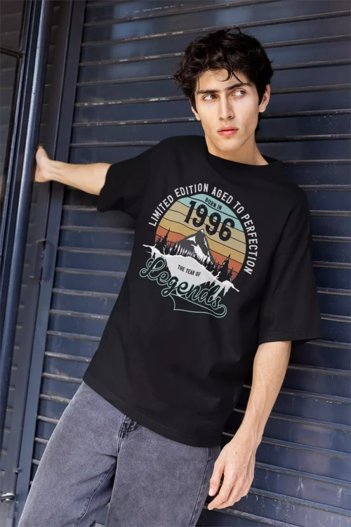 Koszulka na urodziny na 30 trzydziestkę z napisem LIMITED EDITION AGED TO PERFECTION BORN IN 1996 THE YEAR OF LEGENDS (4).webp