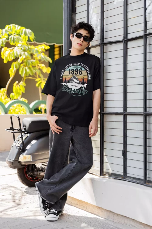 Koszulka na urodziny na 30 trzydziestkę z napisem LIMITED EDITION AGED TO PERFECTION BORN IN 1996 THE YEAR OF LEGENDS (5).webp