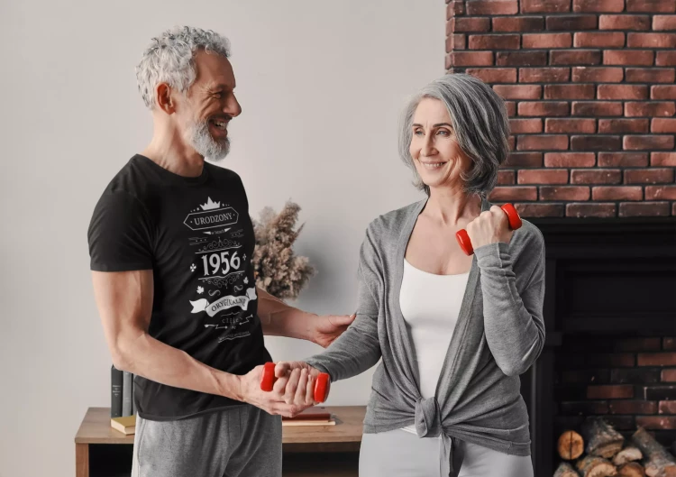 Koszulka na urodziny na 70 siedemdziesiątkę z napisem Urodzony w latach 1956 oryginalne części większość wciąż działa (1).webp