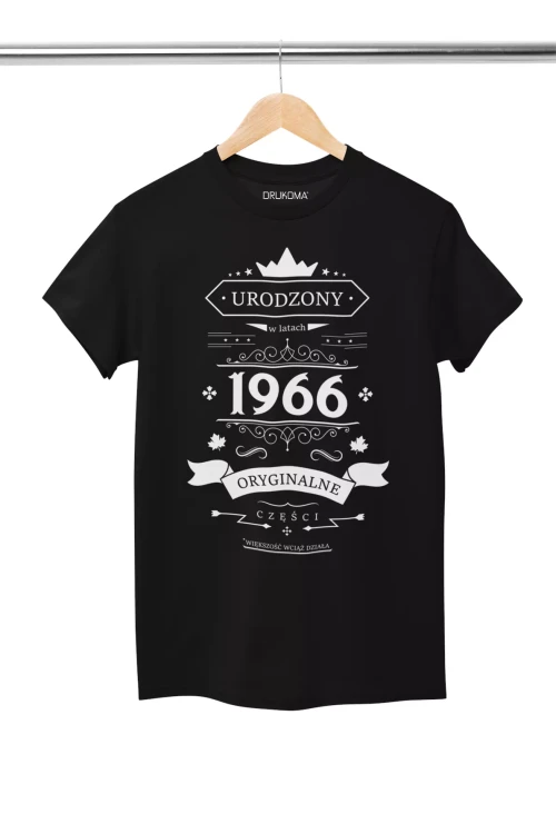 Koszulka na urodziny na 60 sześćdziesiątkę z napisem Urodzony w latach 1966 oryginalne części większość wciąż działa  (3).webp