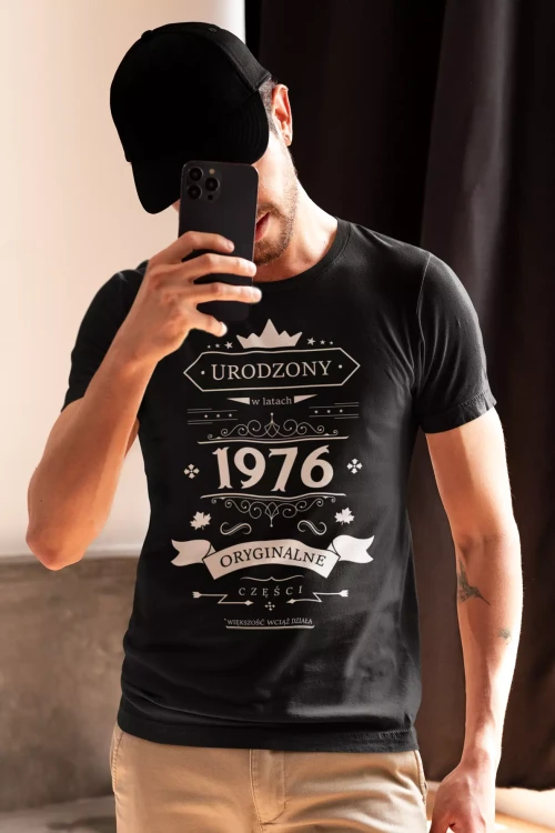 Koszulka na urodziny na 50 pięćdziesiątkę z napisem Urodzony w latach 1976 oryginalne części większość wciąż działa  (3).webp