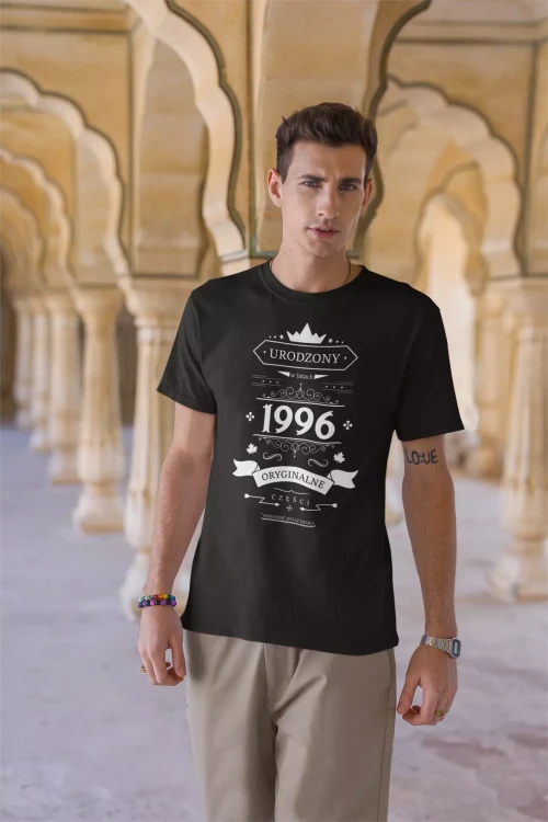 Koszulka na urodziny na 30 trzydziestkę z napisem Urodzony w latach 1996 oryginalne części większość wciąż działa (1).webp