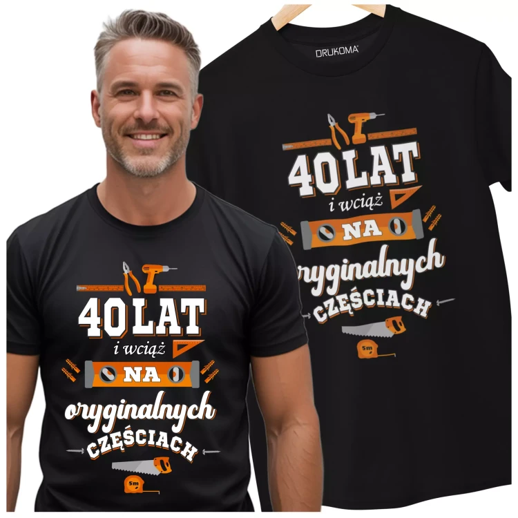 Koszulka na 40 urodziny na CZTERDZIESTKĘ 40 LAT i wciąż na oryginalnych częściach.webp