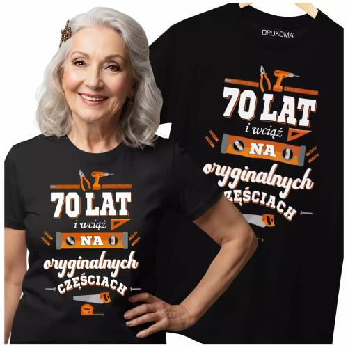 KOSZULKA DLA KOBIETY NA 70 URODZINY 70 LAT I WCIĄŻ NA ORYGINALNYCH CZĘŚCIACH..webp