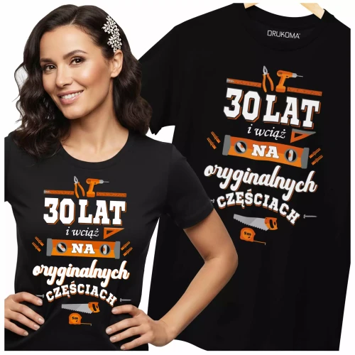 KOSZULKA DLA KOBIETY NA 30 URODZINY Z NAPISEM 30 LAT I WCIĄŻ NA ORYGINALNYCH CZĘŚCIACH..webp