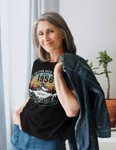 Koszulka damska na 70 urodziny na siedemdziesiątkę z napisem LIMITED EDITION AGED TO PERFECTION BORN IN 1956 THE YEAR OF LEGENDS (1).webp