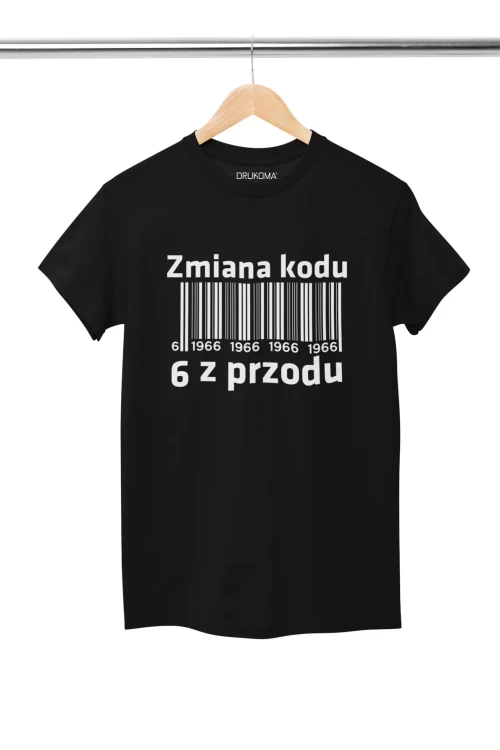 Koszulka damska dla kobiety na 60 urodziny z napisem ZMIANA KODU 6 Z PRZODU 1966 (1).webp