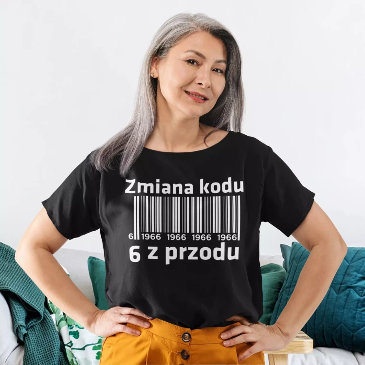 Koszulka damska dla kobiety na 60 urodziny z napisem ZMIANA KODU 6 Z PRZODU 1966 (2).webp