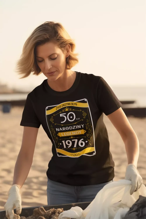 Koszulka damska na 50 urodziny na pięćdziesiątkę z napisem 50 LAT ŻYCIE ZACZYNA SIĘ PO 50-TCE NARODZINY LEGENDY 1976 (1).webp