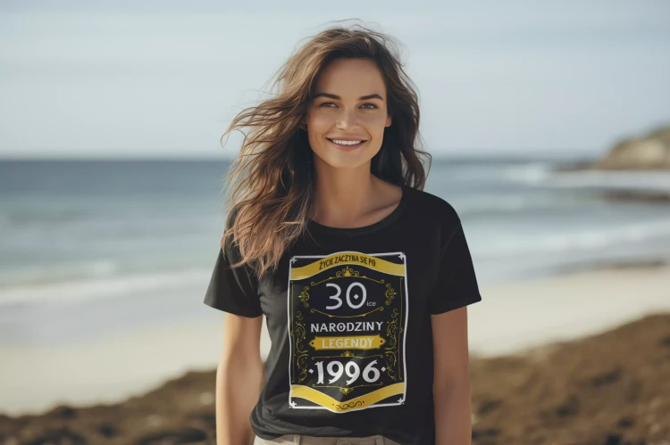 Koszulka damska na 30 urodziny na trzydziestkę z napisem 30 LAT ŻYCIE ZACZYNA SIĘ PO 30-TCE NARODZINY LEGENDY 1996 (1).webp