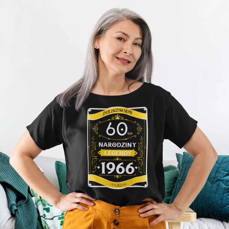 Koszulka damska na 60 urodziny na sześćdziesiątkę z napisem 60 LAT ŻYCIE ZACZYNA SIĘ PO 60-TCE NARODZINY LEGENDY 1966 (1).webp