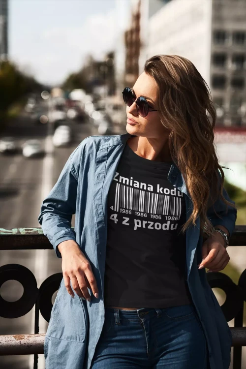 Koszulka damska dla kobiety na 40 urodziny z napisem ZMIANA KODU 4 Z PRZODU 1986  (1).webp