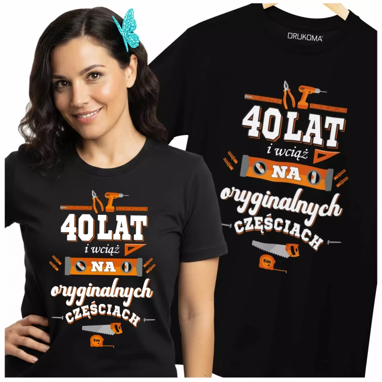 KOSZULKA DLA KOBIETY NA 40 URODZINY z napisem 40 LAT I WCIĄŻ NA ORYGINALNYCH CZĘŚCIACH.webp