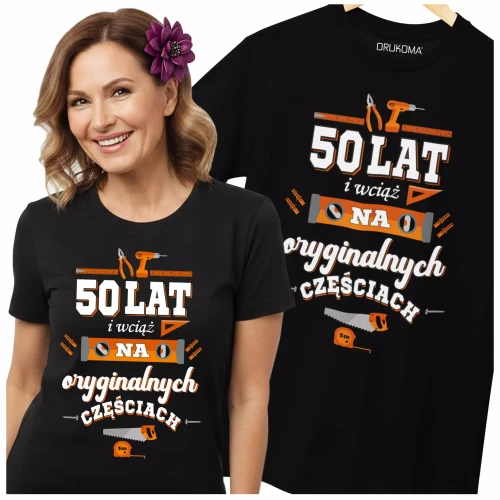 KOSZULKA DLA KOBIETY NA 50 URODZINY z napisem 50 LAT I WCIĄŻ NA ORYGINALNYCH CZĘŚCIACH..webp