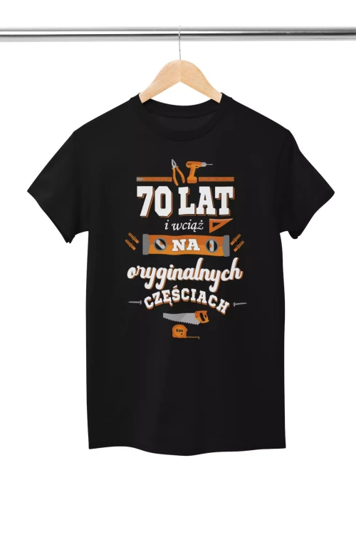 Koszulka na urodziny prezent 70 lat na siedemdziesiątkę 70 lat i wciąż na oryginalnych częściach DTF (2).webp
