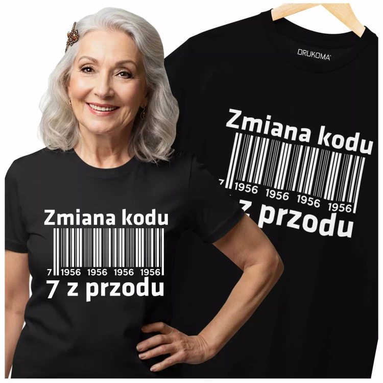 Koszulka damska dla kobiety na 70 urodziny z napisem ZMIANA KODU 7 Z PRZODU 1956 (2).webp