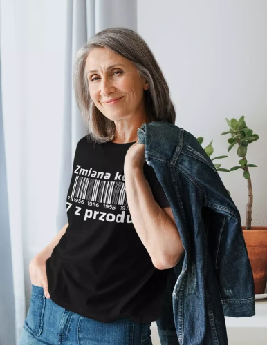 Koszulka damska dla kobiety na 70 urodziny z napisem ZMIANA KODU 7 Z PRZODU 1956 (1).webp