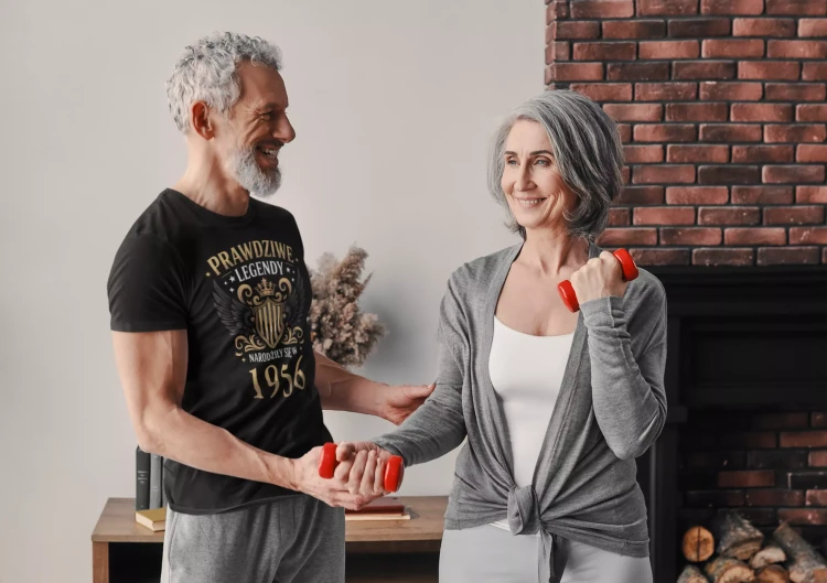 Koszulka na urodziny na 70 SIEDEMDZIESIĄTKĘ Z NADRUKIEM PRAWDZIWE LEGENDY NARODZIŁY SIĘ W 1956 (1).webp