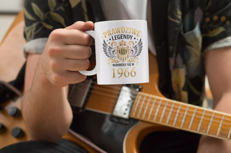 Kubek na urodziny na 60 lat urodziny sześćdziesiąte z napisem PRAWDZIWE LEGENDY NARODZIŁY SIĘ W 1966 (1).webp