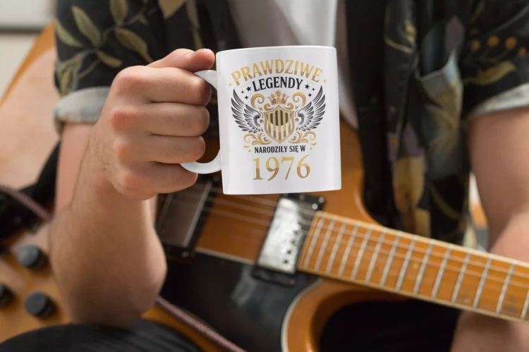 Kubek na urodziny na 50 PIĘĆDZIESIĄTKĘ z napisem PRAWDZIWE LEGENDY NARODZIŁY SIĘ W 1976 (1).webp