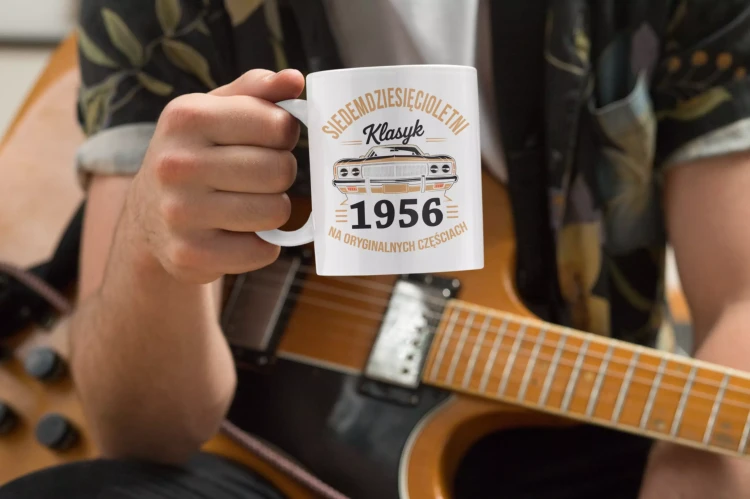 Koszulka z kubkiem na urodziny na 70 SIEDEMDZIESIĄTKĘ Z NADRUKIEM SIEDEMDZIESIĘCIOLETNI KLASYK 1956 NA ORYGINALNYCH CZ (5).webp