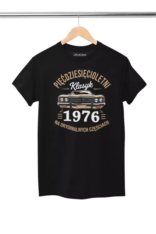 Koszulka na urodziny na 50 PIĘĆDZIESIĄTKĘ z napisem PIĘĆDZISIĘCIOLETNI KLASYK 1976 NA ORYGINALNYCH CZĘŚCIACH (2).webp