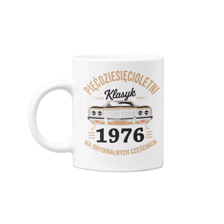 Koszulka z kubkiem na urodziny na 50 PIĘĆDZIESIĄTKĘ z napisem PIĘĆDZISIĘCIOLETNI KLASYK 1976 NA ORYGINALNYCH CZĘŚCIACH.webp