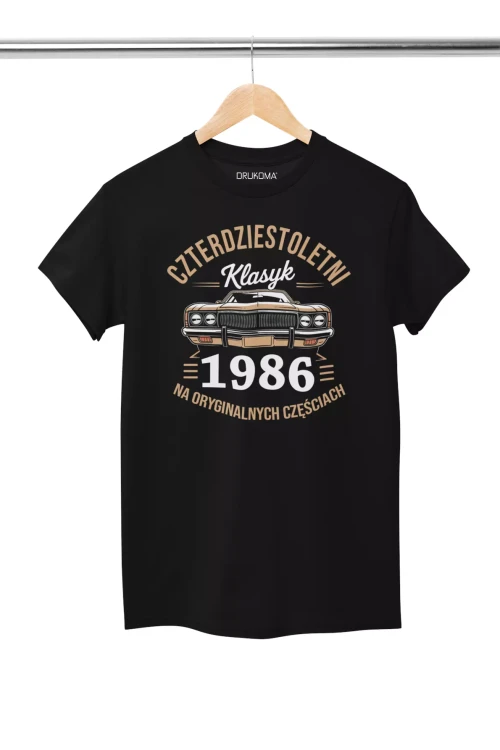 Koszulka na urodziny na 40 CZERDZISTKĘ z napisem CZTERDZIESTOLETNI KLASYK 1986 NA ORYGINALNYCH CZĘŚCIACH (4).webp